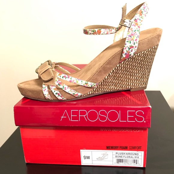 AEROSOLES Shoes - Aerosoles Plush Around Bone Floral Wedges